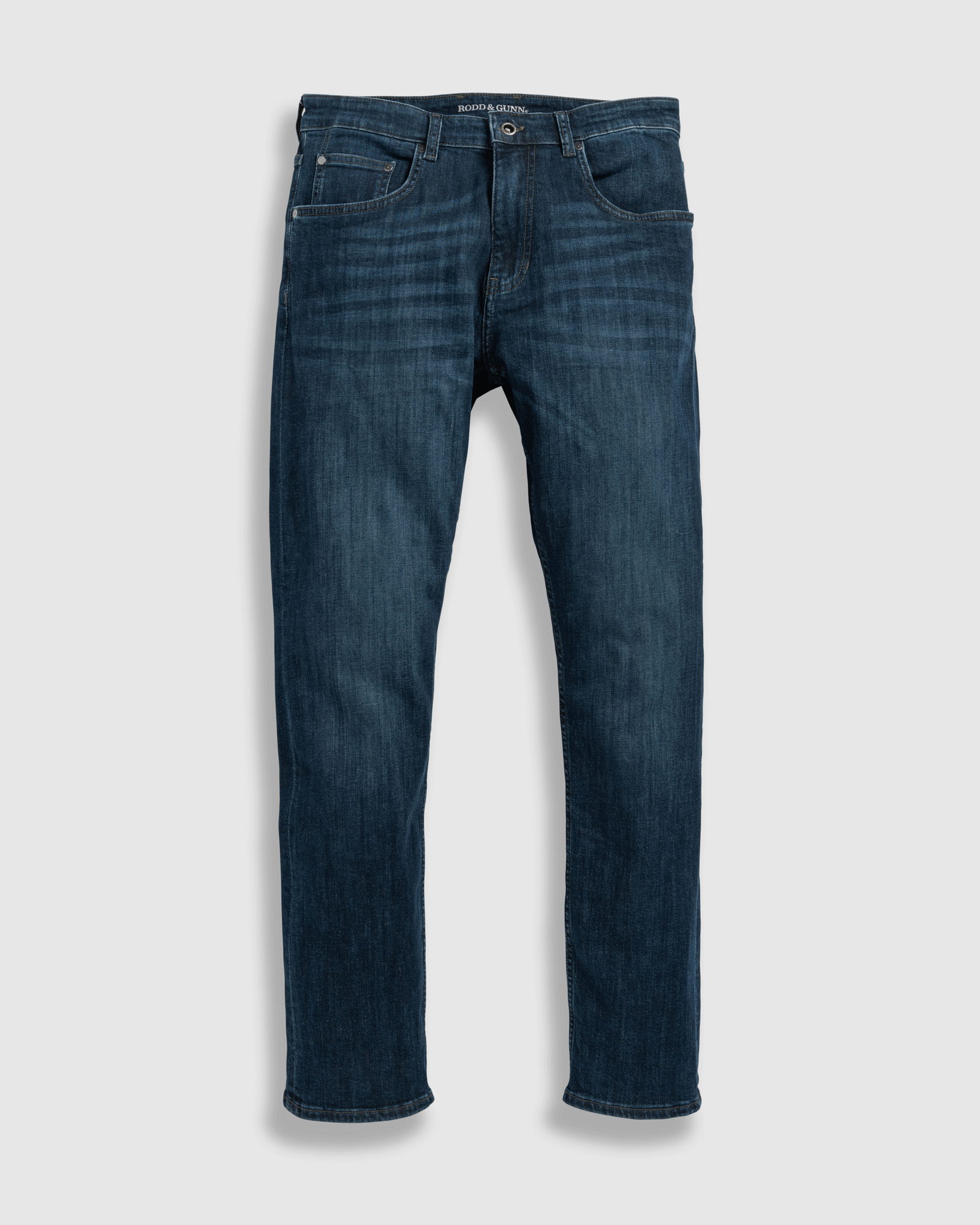 Auswahl an Denimjeans, Stoffjeans und Chinos von Rodd & Gunn.
