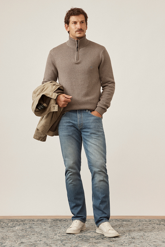 Rodd & Gunn's quarter-zip sweatshirt, blue jeans and white leather sneakers outfit.